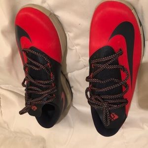 Kd 6’s boys sz 7 grade school 7